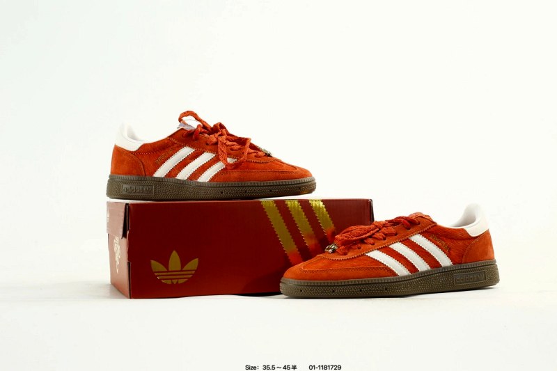 Low-Top Adidas Lace-Up Sneaker in Synthetic Leather with Listed Gel Cushioning