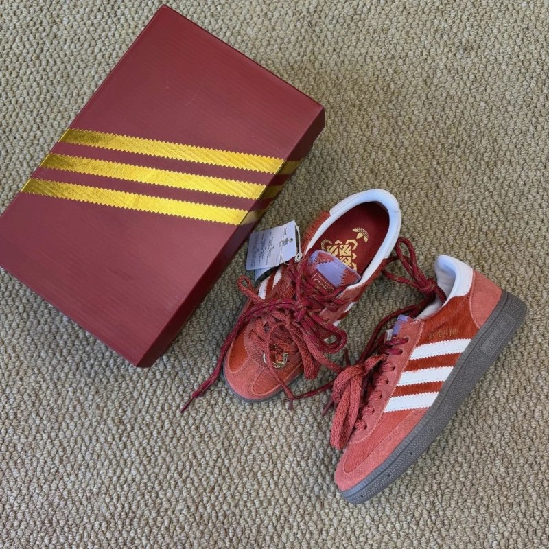 Adidas Low-Top Sneakers in Classic Athletic Style with a Broad 36–45 Size Run and 25 Colorways