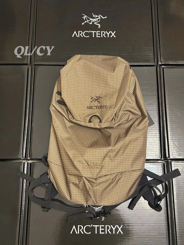 Arc'teryx 15L Checked Nylon Everyday Bag in Red, Ultralight With Curved Shoulder Straps