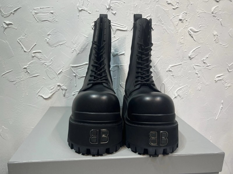 Balenciaga Combat Strike Zip Boot in Black Leather With a Sawtooth Rubber Outsole
