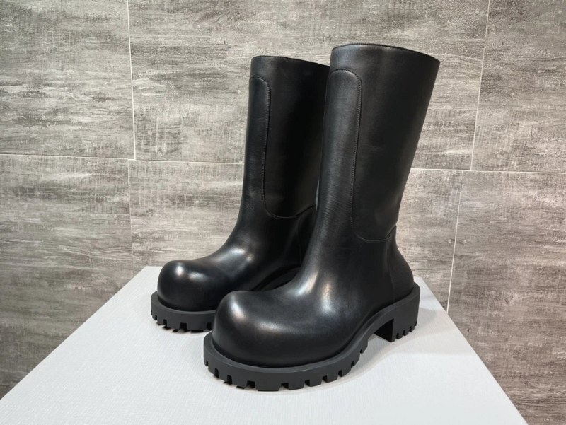 Balenciaga Hummer Boot in Matte Black Calf Leather with a Thick Notched Lug Sole