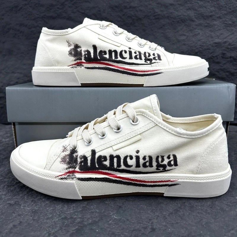 Balenciaga Paris Low Top in white distressed canvas — five-eyelet upper, vulcanized sole, sizes 35–45