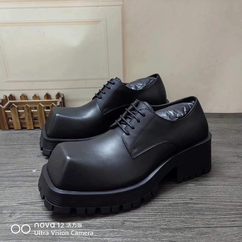 Balenciaga Black Low-Top Lace-Ups With a Rubber Outsole and Square Toe