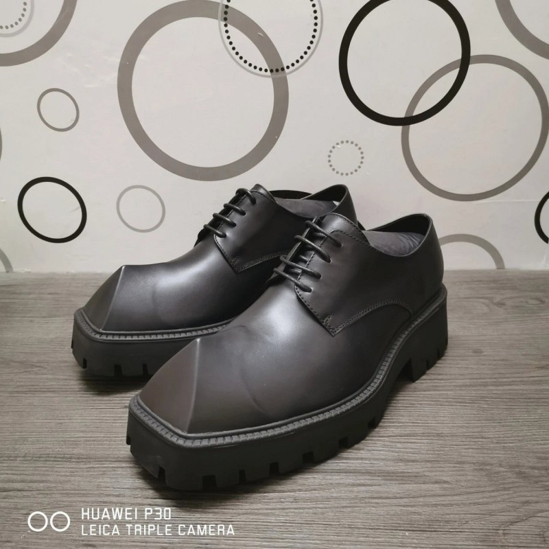 Balenciaga Black Low-Top Sneaker in Leather with a Pointed Toe and Rubber Outsole