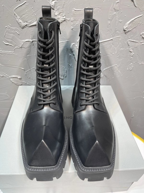 Balenciaga-style black shoe in sizes 39–45 with a stated calf-leather upper and leather lining