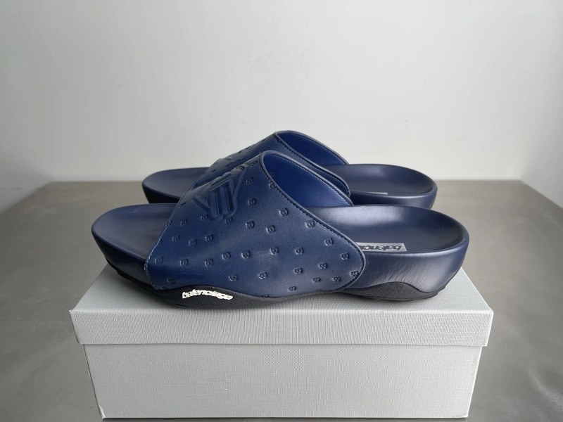 Balenciaga Monday Ultra–style platform slide with a 4.5 cm sole and distressed upper