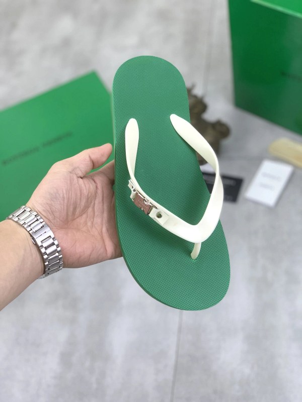 Bottega Veneta Green Slides: A Casual Slip-On Listed Across a Broad Stated Size Range