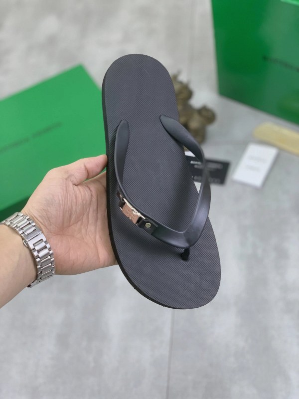 Bottega Veneta Gray Slides: Casual Mule With a 38–46 Size Run