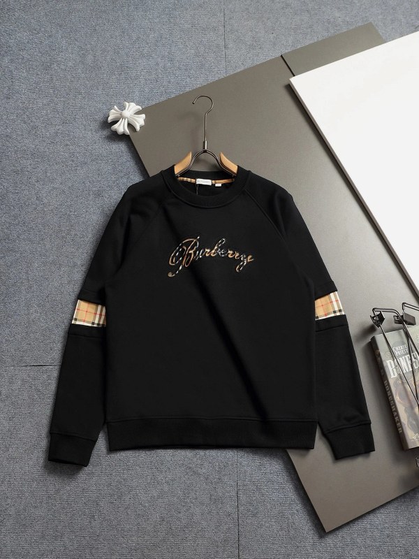 Burberry Crewneck Sweater with Retro Logo Patch Appliqué in Black and White