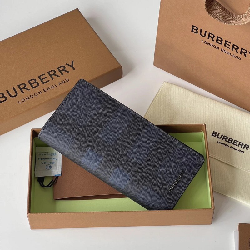 Burberry check bifold bag in a slim 19 cm format with a front B emblem