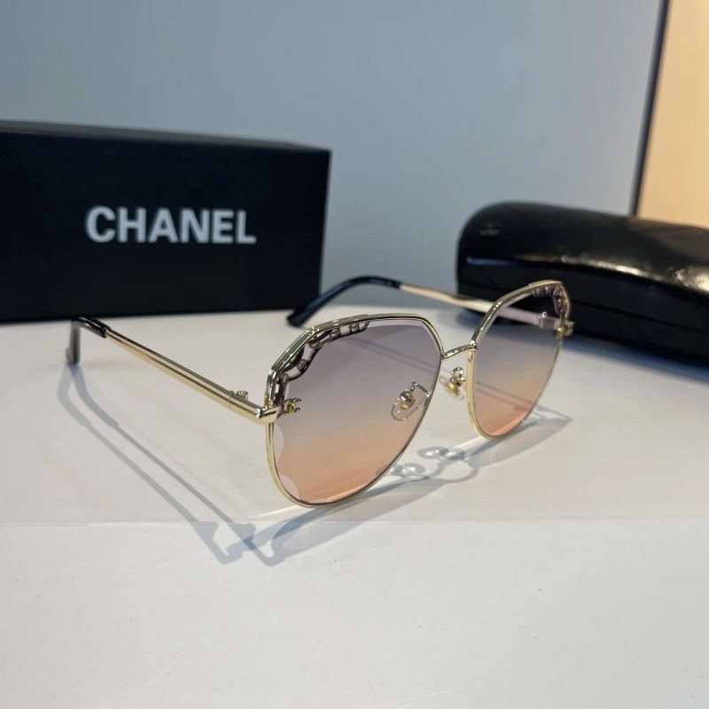 Chanel White Oversized Sunglasses With Polarized Lenses in a Modern Everyday Style