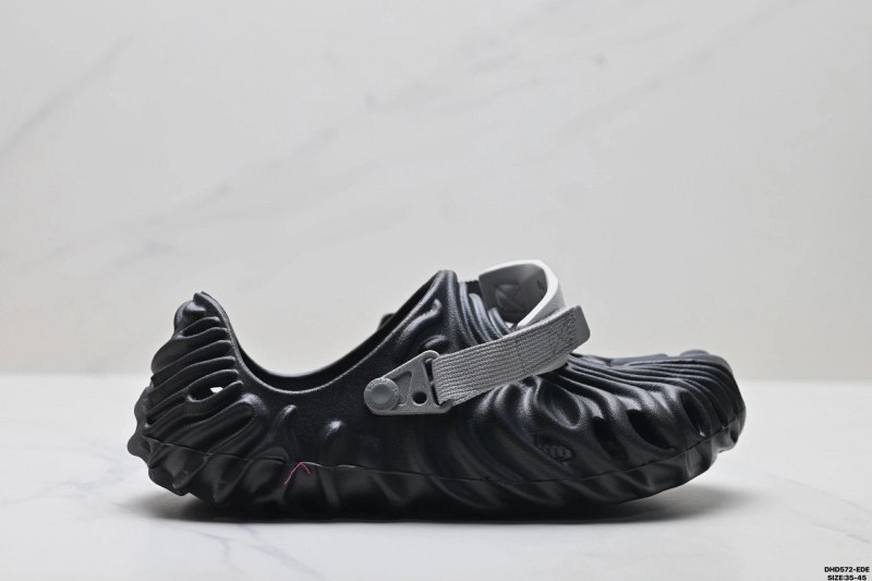 Crocs x Salehe Bembury Pollex Clog in black: a firmer clog with a sizing-down rule