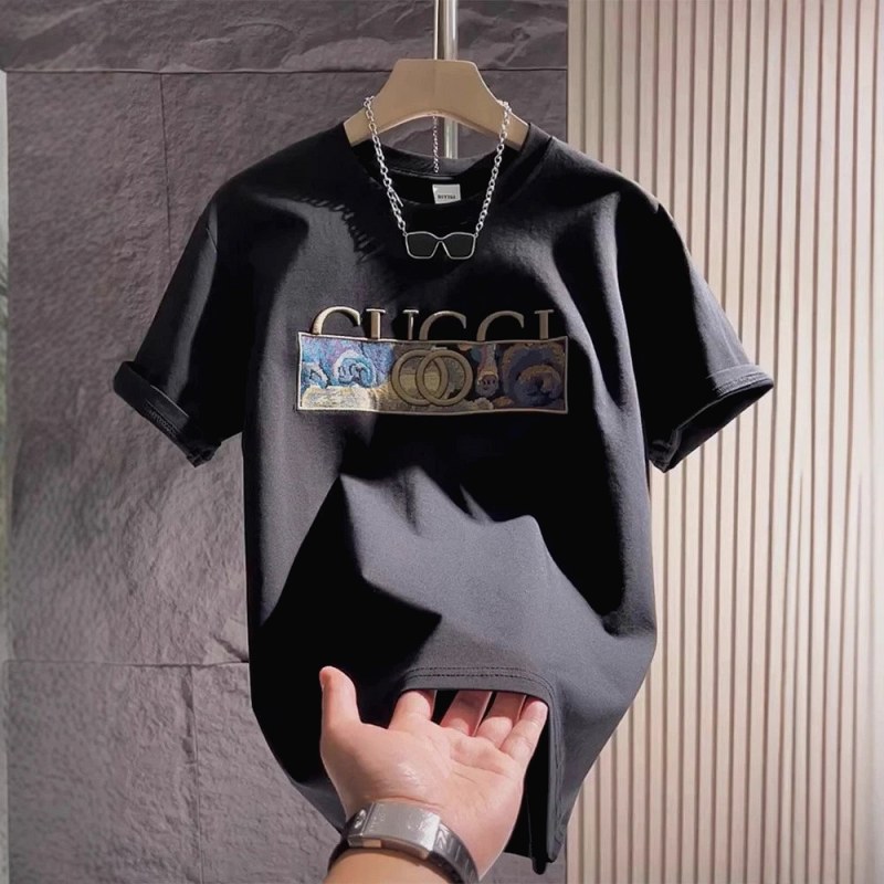 Gucci black cotton crewneck tee with chest lettering print, cut loose in sizes S–XXXL