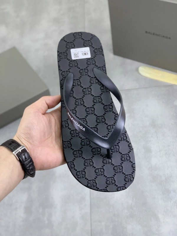 Gucci gray slides in a casual slip-on style with a broad 35–46 size run and three color options
