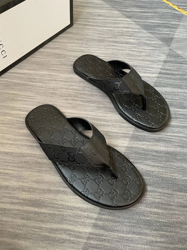 Gucci Black Slides Listed in Sizes 39–45, With a Public Sizing Record That Splits