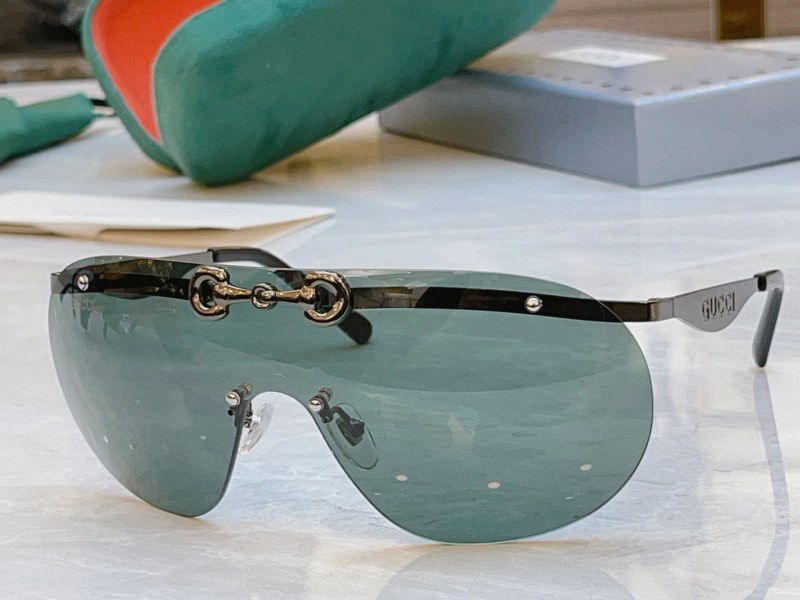 Gucci white sunglasses, model GG1656S, in an everyday frame style