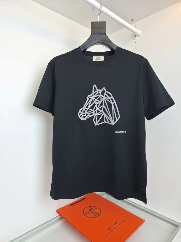 Hermes black T-shirt with a geometric mini horse-head motif in a slightly relaxed cut