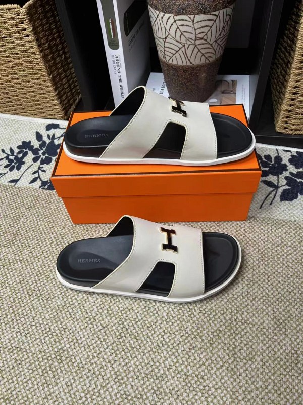 Hermes Gray Slides with a Cowhide Upper and Rubber Outsole