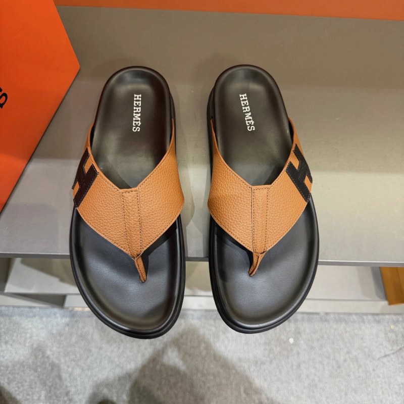 Hermes Oran-style leather slide listed in a 35–45 size run, with published fit notes from Oran owners