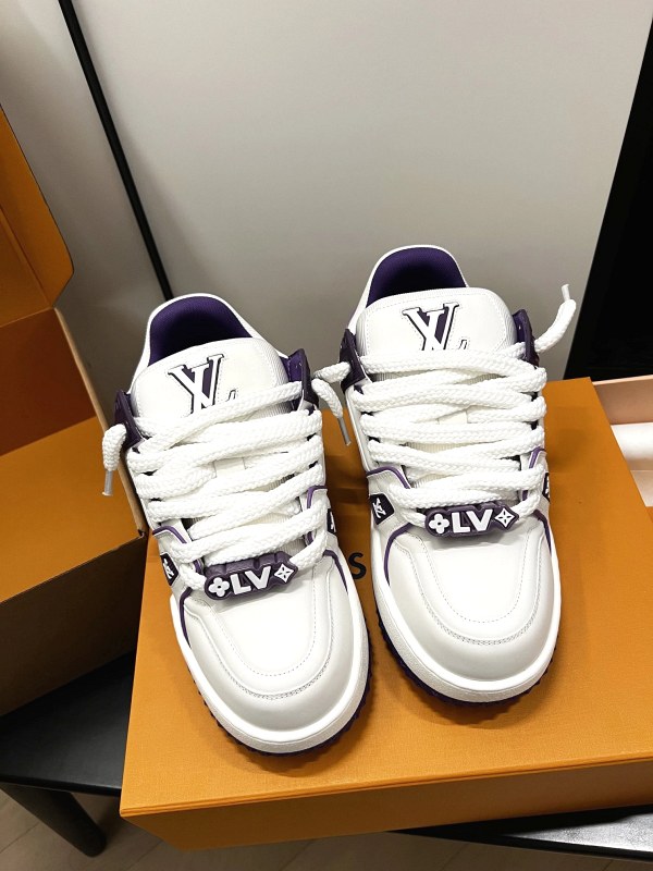 Louis Vuitton Trainer Maxi Low-Top in White: Oversized Bread-Shoe Volume With Beaded Laces