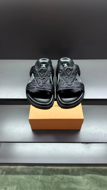 Louis Vuitton men's slide in black calf leather with a molded sole, offered in sizes 38–45