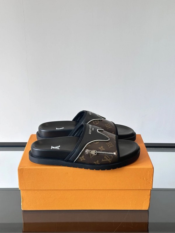 Louis Vuitton Black Slides in Leather with a Moulded Rubber Outsole, EU 39–44
