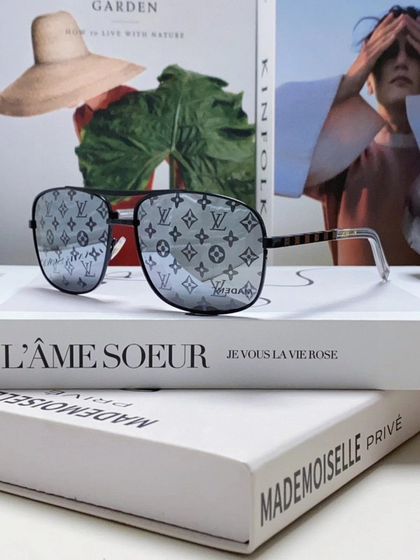 Louis Vuitton Gray Metal Sunglasses With a Double-Bridge Square Frame