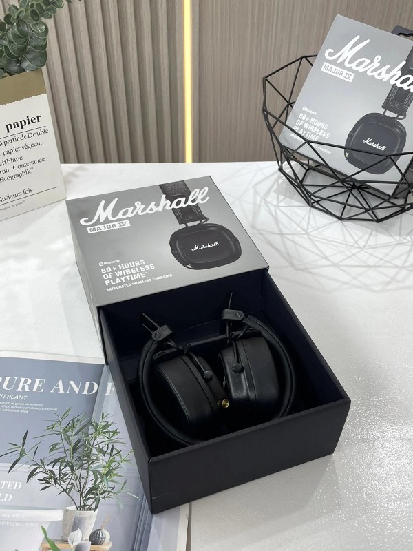 Marshall-styled head-mounted Bluetooth 5.0 headphones in black with call and voice control