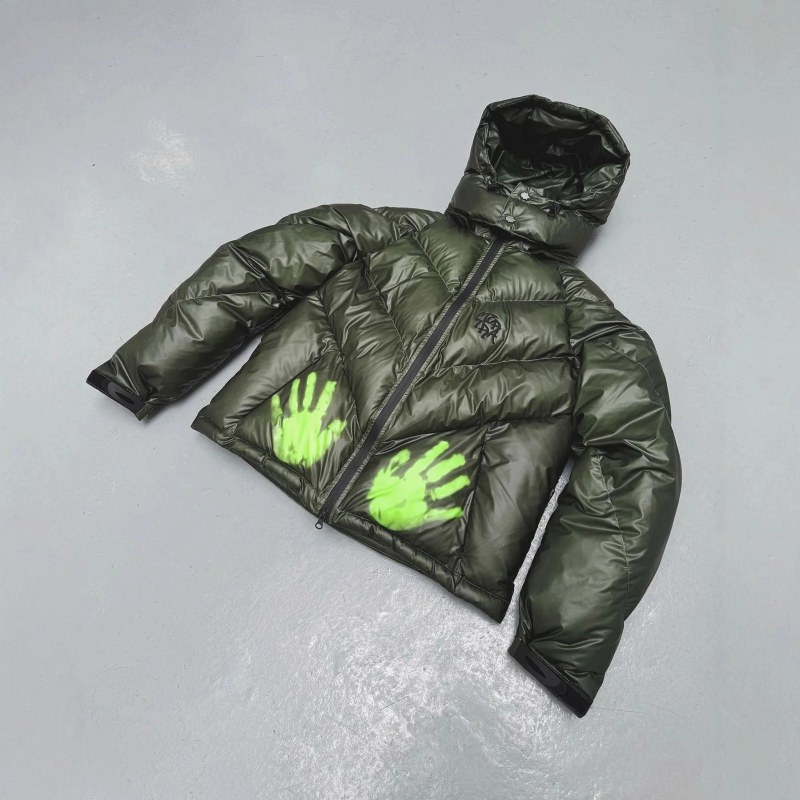 Mertra Black Puffer Jacket: Quilted Mid-Length Shell With a Heat-Reactive Gradient