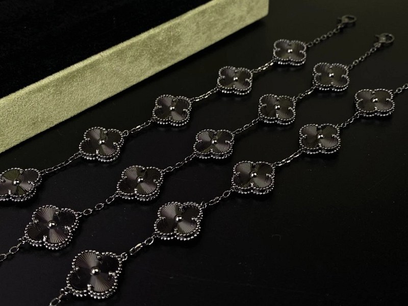 Van Cleef & Arpels–style Black Five-Motif Bracelet, 19 cm Chain