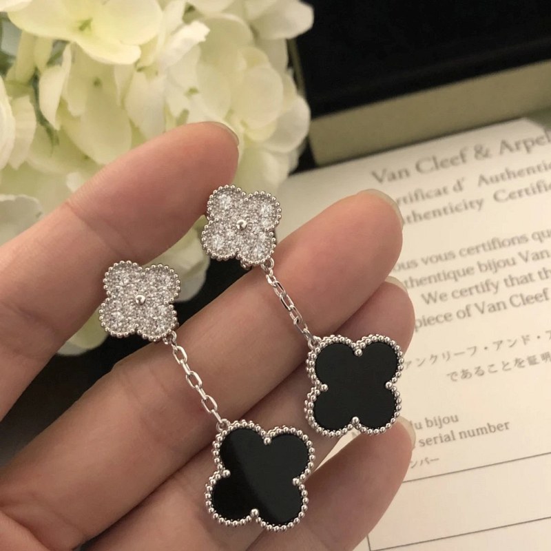 Van Cleef & Arpels black necklace in modern everyday style