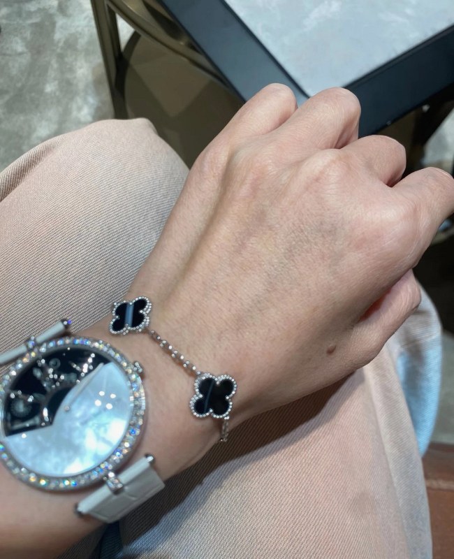 Van Cleef & Arpels Onyx Five-Motif Alhambra Bracelet in the Classic Black-and-Silver Look