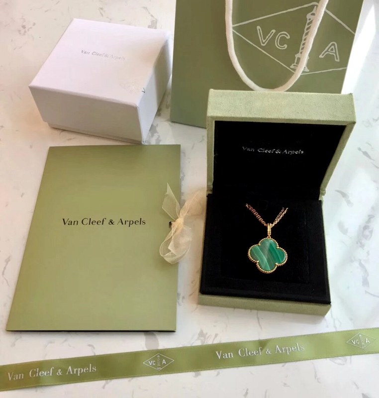 Van Cleef & Arpels-style green malachite four-leaf-clover necklace on a convertible gold-plated strand